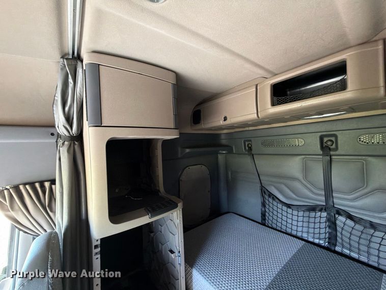 image for item EX1043 2016 Freightliner Cascadia 125 semi truck