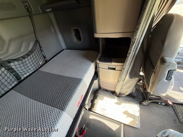 image for item EX1043 2016 Freightliner Cascadia 125 semi truck