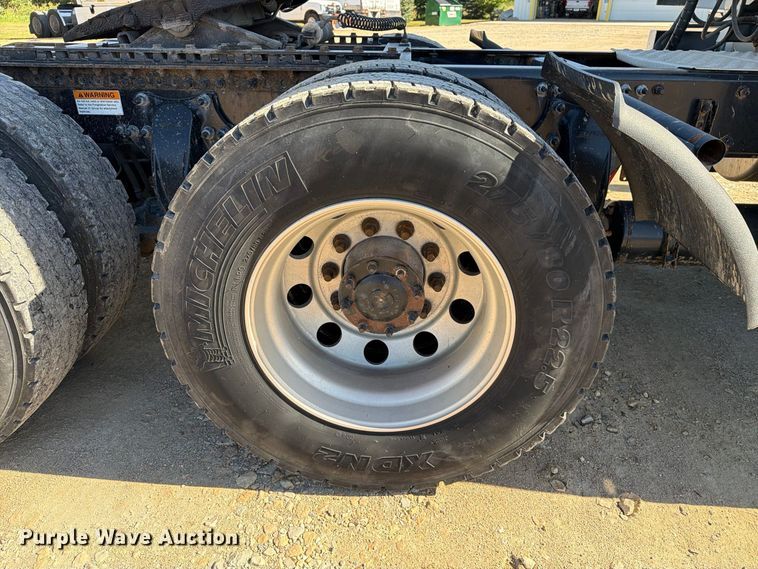 image for item EX1043 2016 Freightliner Cascadia 125 semi truck