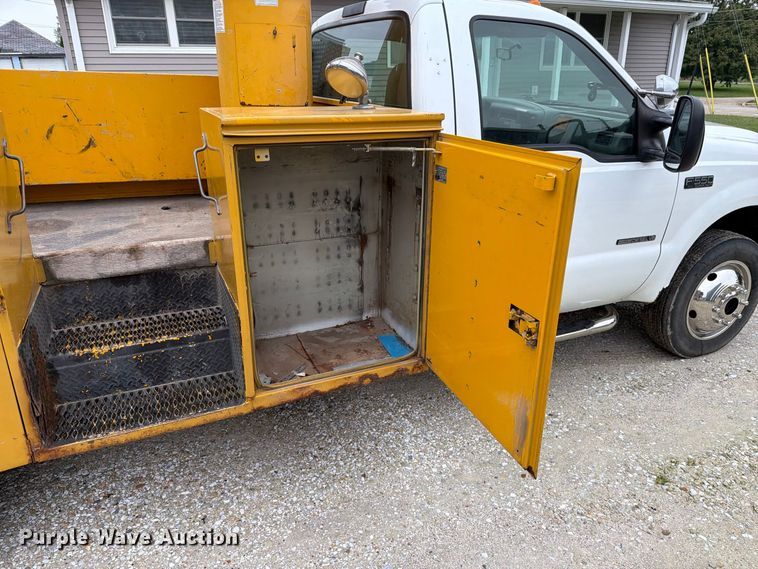image for item EX4612 2002 Ford F550 bucket truck