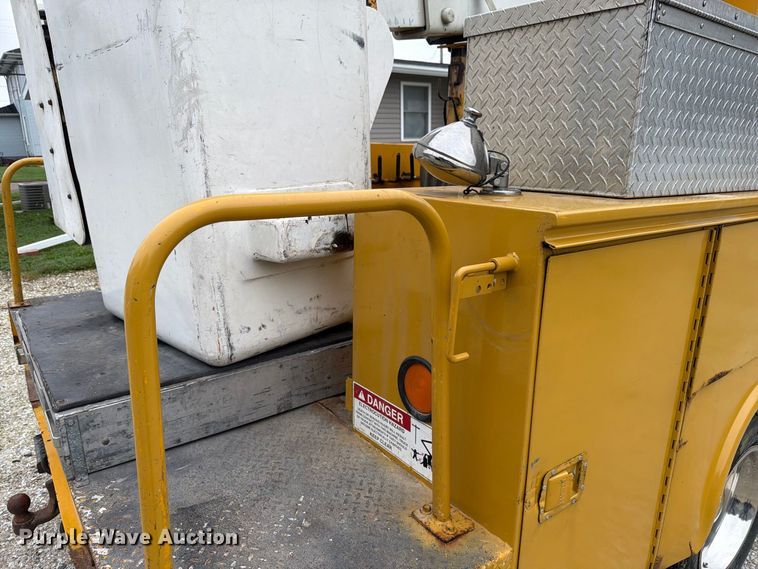 image for item EX4612 2002 Ford F550 bucket truck