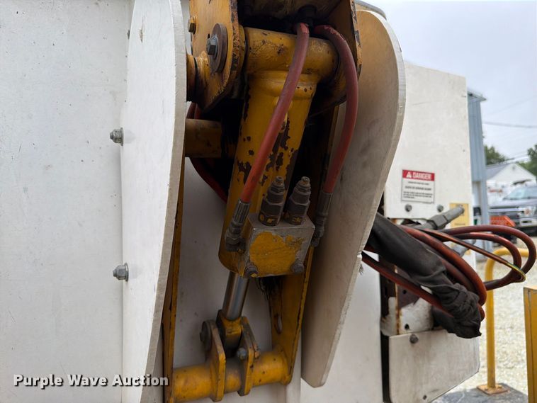 image for item EX4612 2002 Ford F550 bucket truck