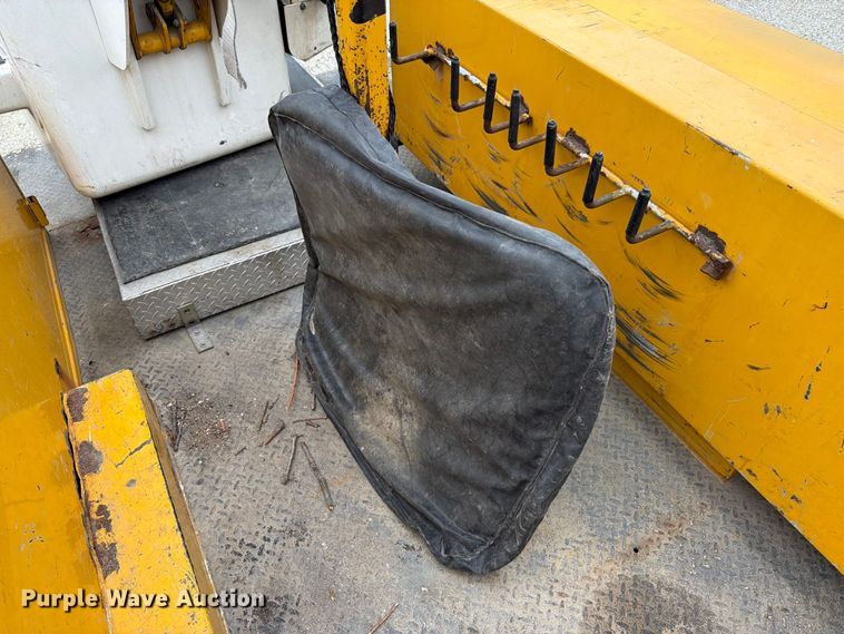image for item EX4612 2002 Ford F550 bucket truck
