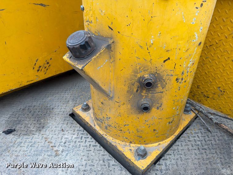 image for item EX4612 2002 Ford F550 bucket truck