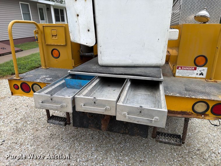 image for item EX4612 2002 Ford F550 bucket truck