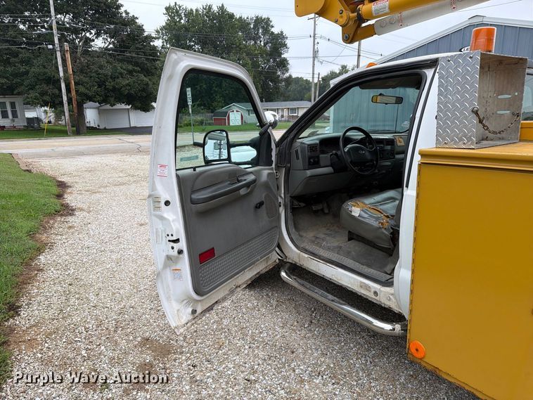 image for item EX4612 2002 Ford F550 bucket truck