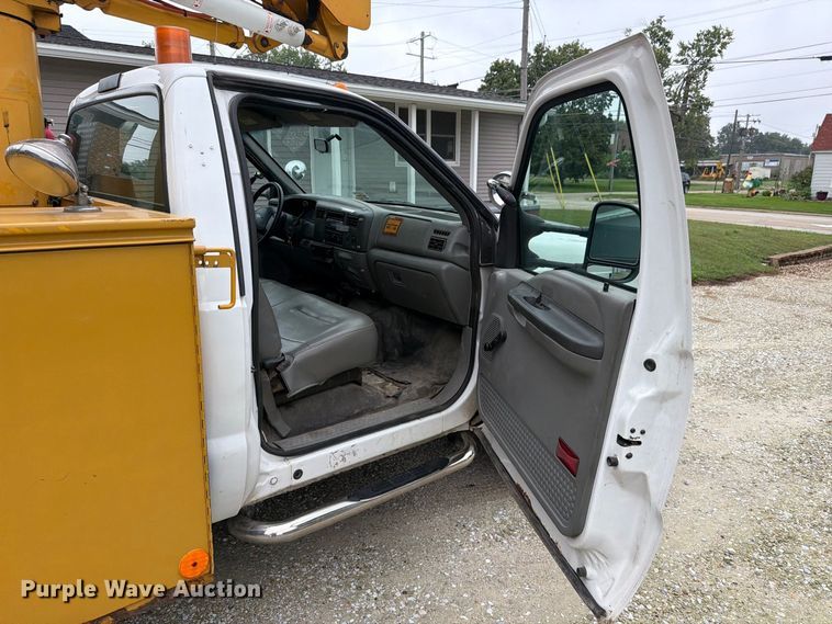 image for item EX4612 2002 Ford F550 bucket truck