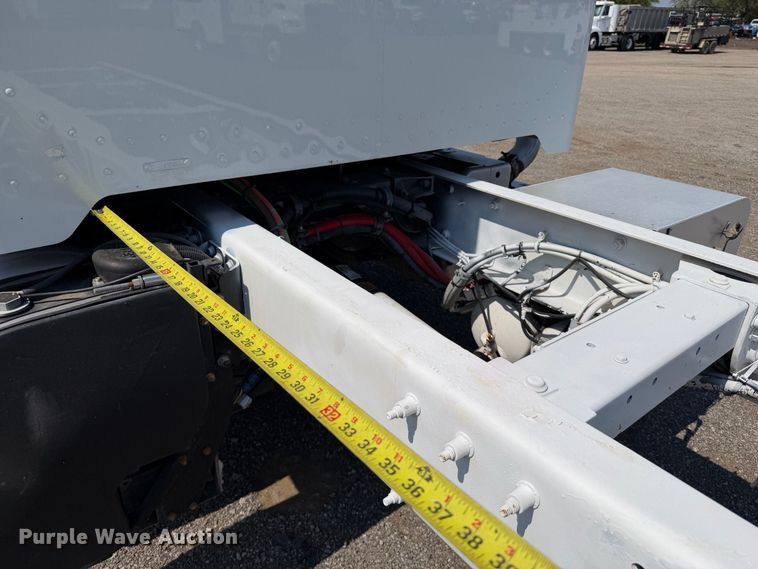 image for item FB5183 2014 Peterbilt 337 truck