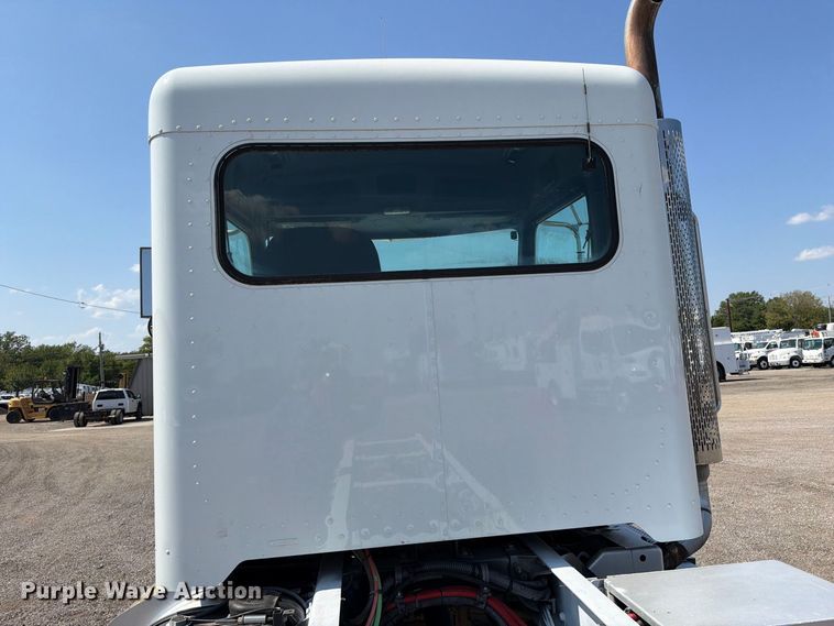 image for item FB5183 2014 Peterbilt 337 truck