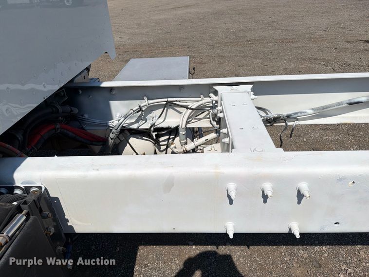 image for item FB5183 2014 Peterbilt 337 truck