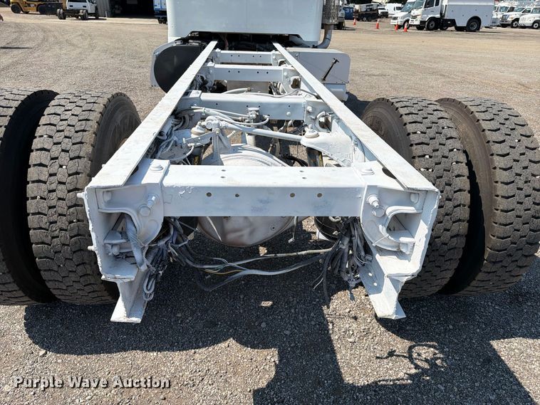 image for item FB5183 2014 Peterbilt 337 truck