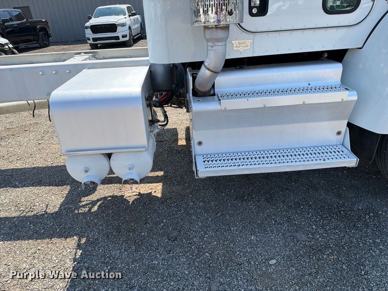image for item FB5183 2014 Peterbilt 337 truck