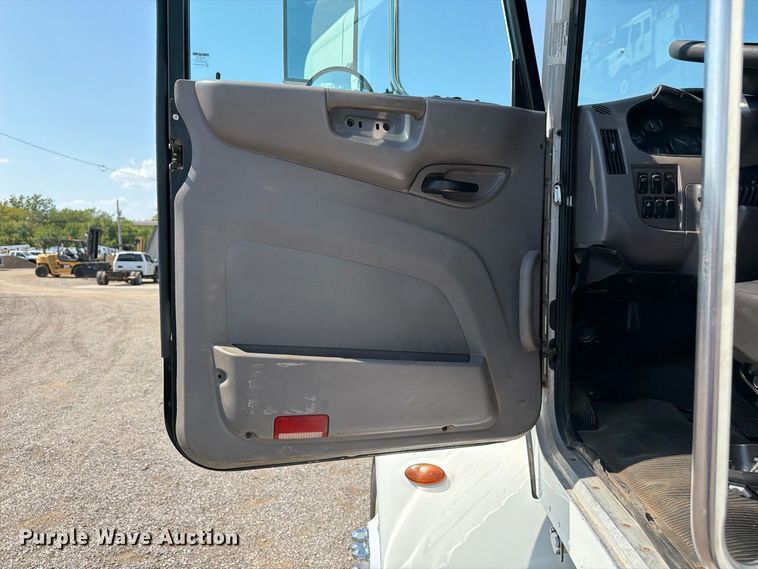 image for item FB5183 2014 Peterbilt 337 truck