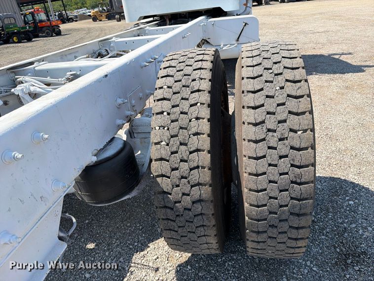 image for item FB5183 2014 Peterbilt 337 truck