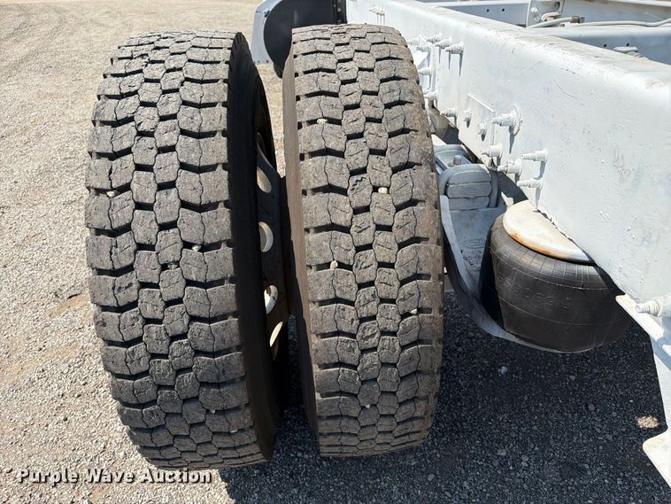image for item FB5183 2014 Peterbilt 337 truck