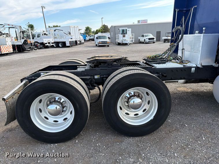 image for item FB5207 2006 Peterbilt 379 semi truck