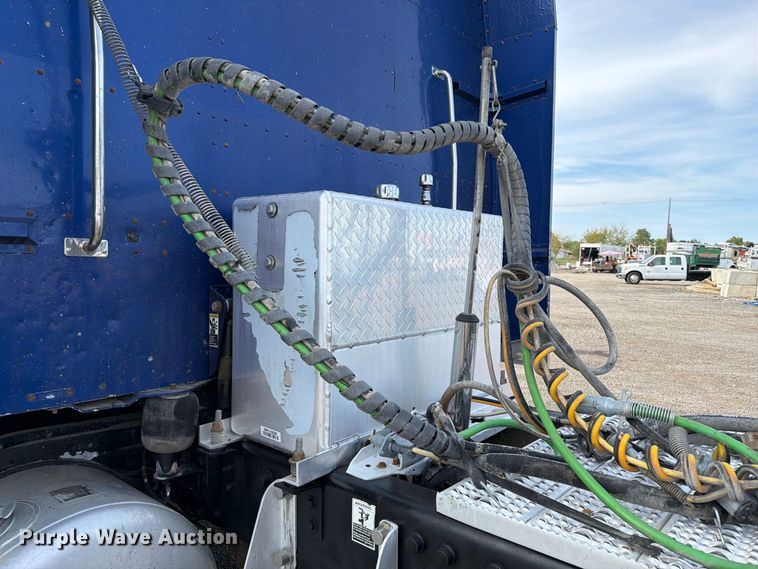 image for item FB5207 2006 Peterbilt 379 semi truck