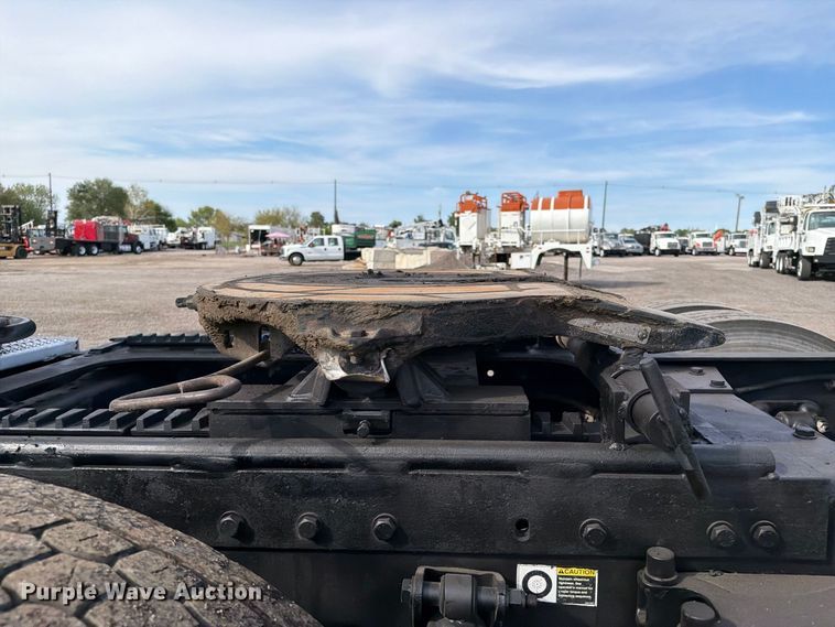 image for item FB5207 2006 Peterbilt 379 semi truck