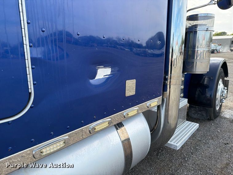image for item FB5207 2006 Peterbilt 379 semi truck