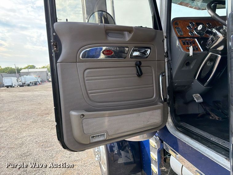 image for item FB5207 2006 Peterbilt 379 semi truck
