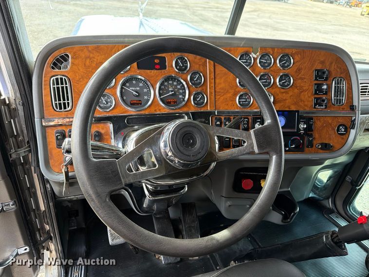 image for item FB5207 2006 Peterbilt 379 semi truck