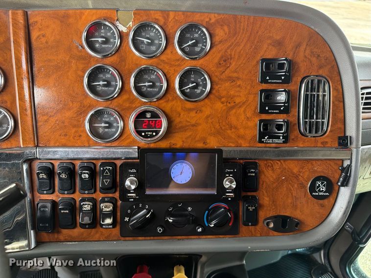 image for item FB5207 2006 Peterbilt 379 semi truck