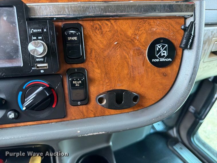 image for item FB5207 2006 Peterbilt 379 semi truck