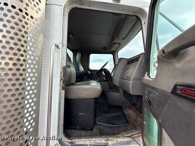 image for item FC4451 2016 Kenworth T300 truck cab and chassis