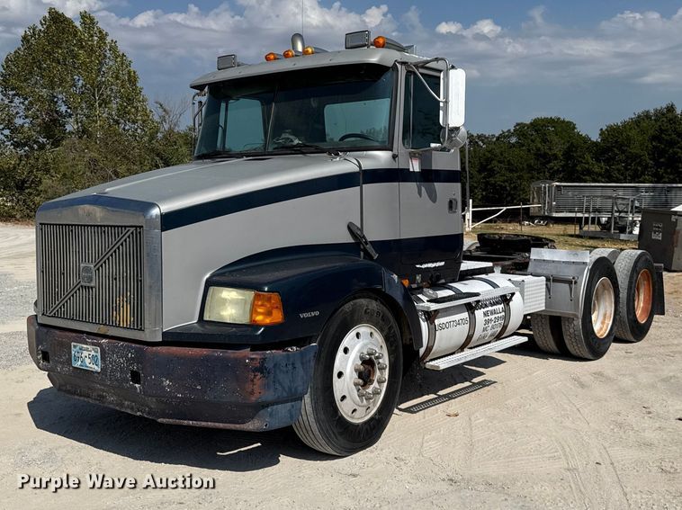 1996 Volvo WCA semi truck