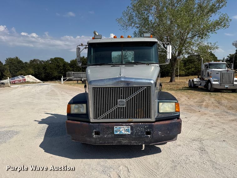 image for item FC4456 1996 Volvo WCA semi truck