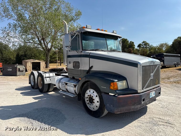 image for item FC4456 1996 Volvo WCA semi truck