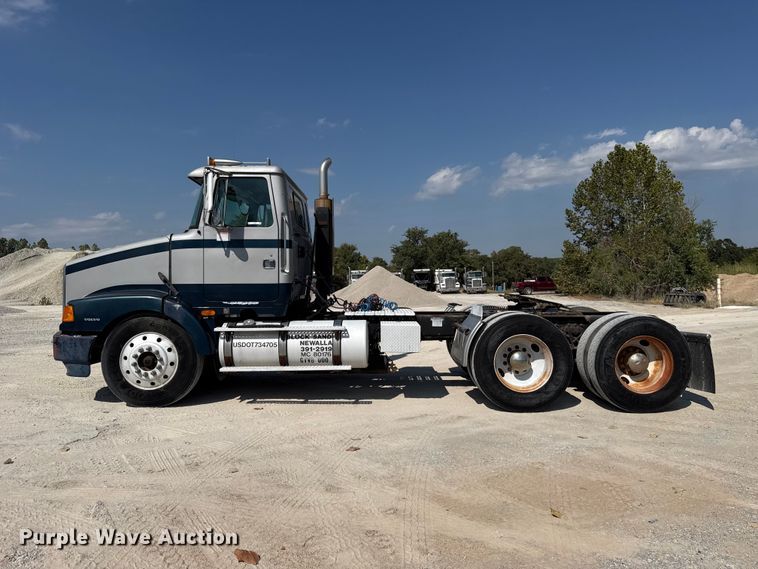 image for item FC4456 1996 Volvo WCA semi truck