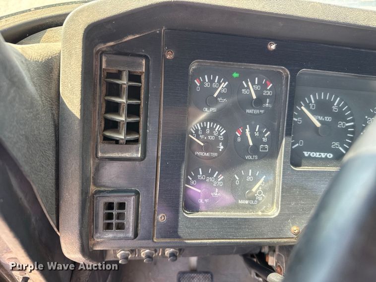 image for item FC4456 1996 Volvo WCA semi truck