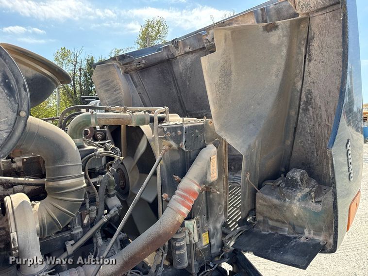image for item FC4456 1996 Volvo WCA semi truck