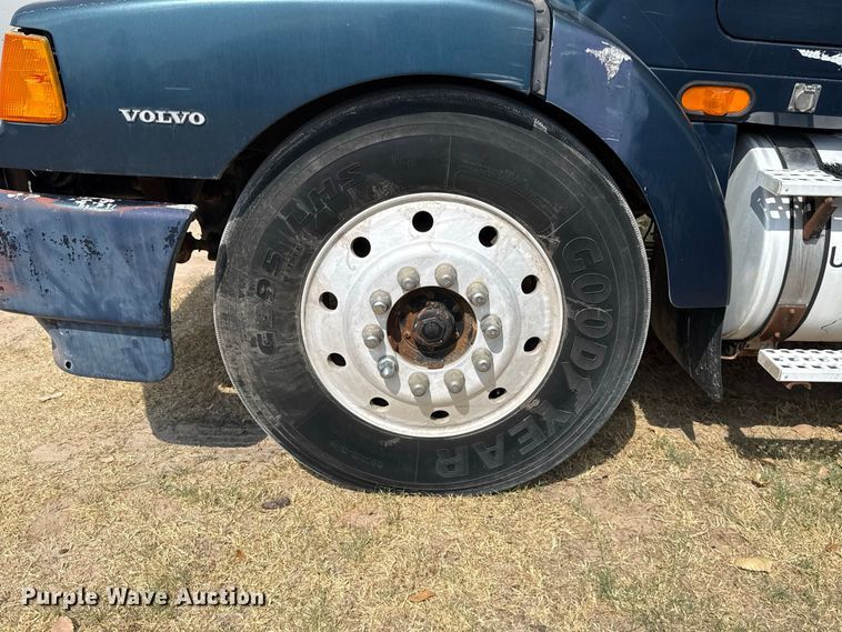 image for item FC4456 1996 Volvo WCA semi truck