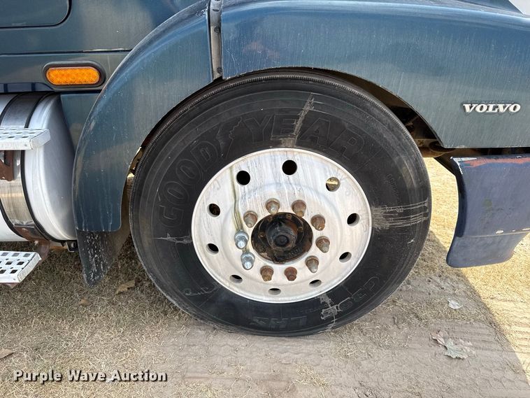 image for item FC4456 1996 Volvo WCA semi truck