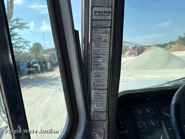 image for item FC4456 1996 Volvo WCA semi truck
