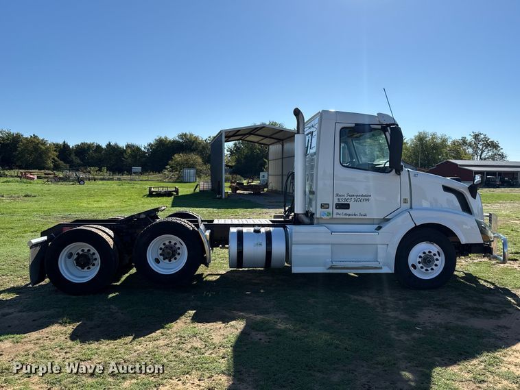 image for item FC4500 2017 Volvo VNL semi truck
