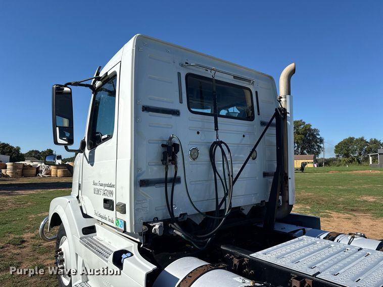 image for item FC4500 2017 Volvo VNL semi truck
