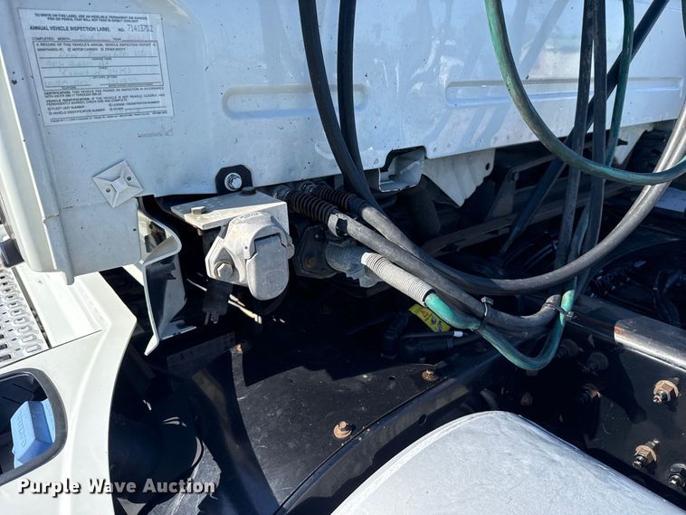 image for item FC4500 2017 Volvo VNL semi truck