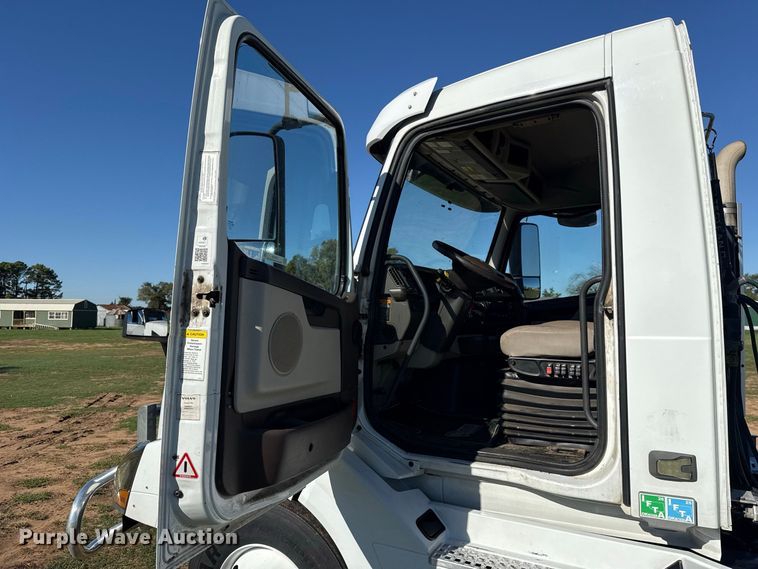 image for item FC4500 2017 Volvo VNL semi truck