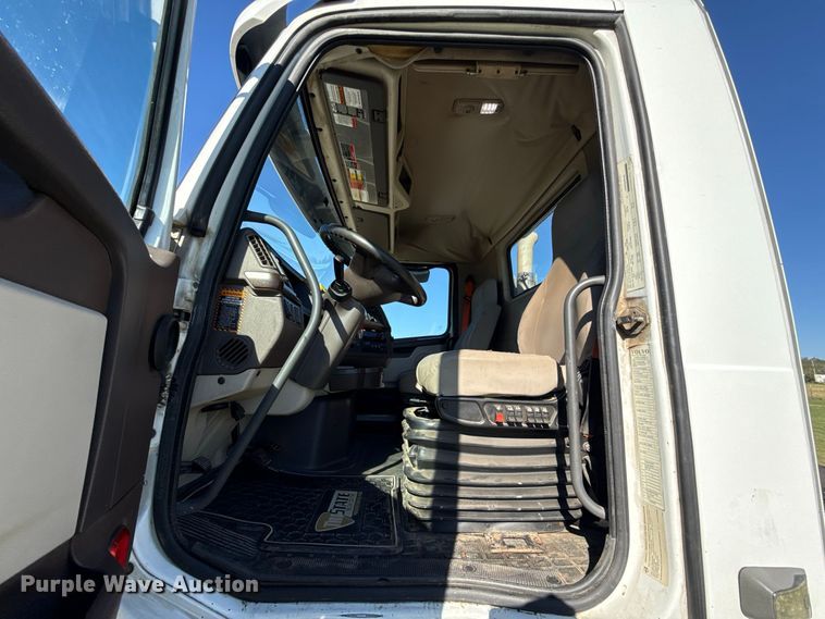 image for item FC4500 2017 Volvo VNL semi truck
