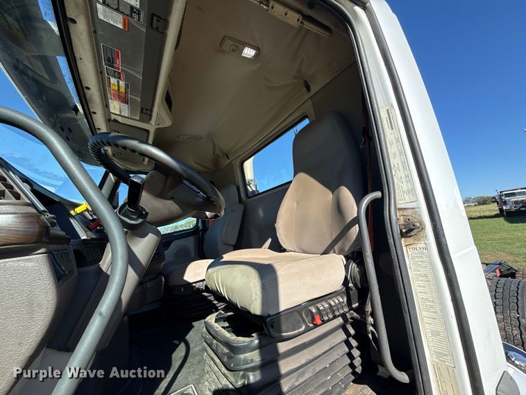 image for item FC4500 2017 Volvo VNL semi truck