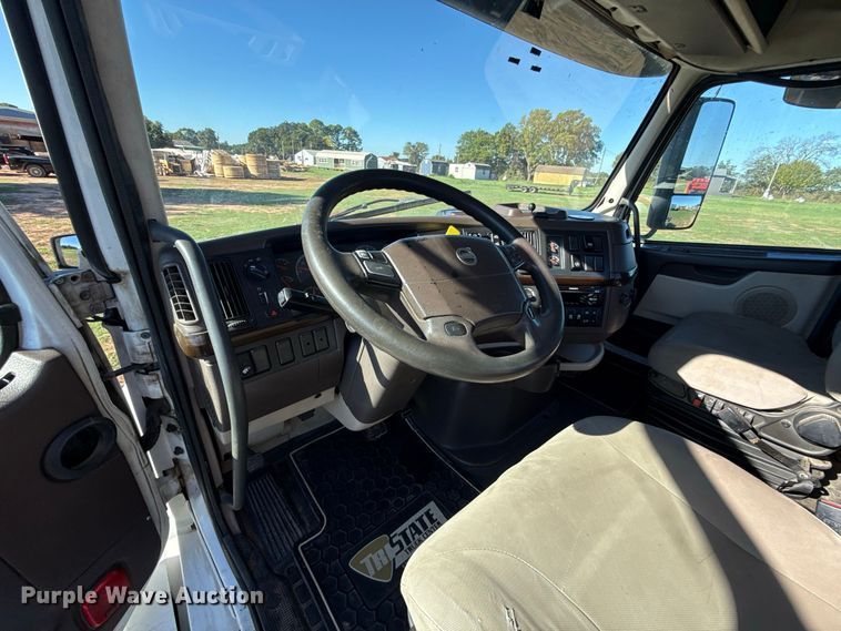 image for item FC4500 2017 Volvo VNL semi truck