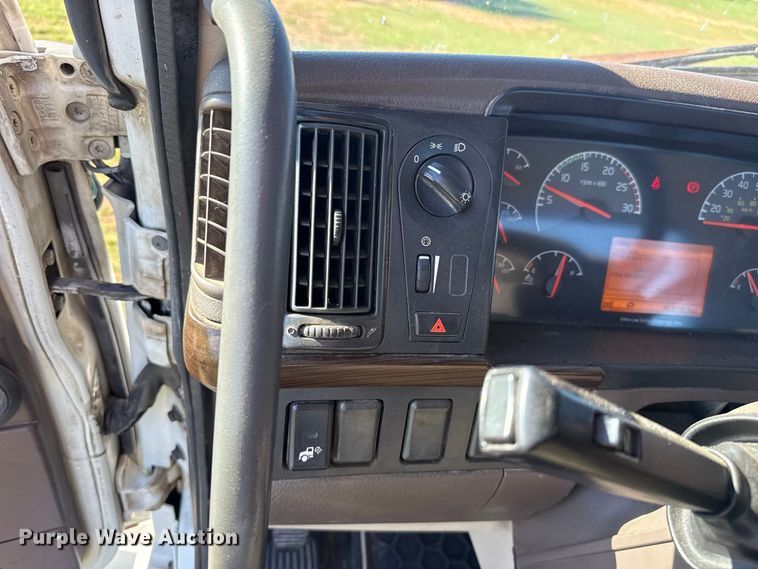 image for item FC4500 2017 Volvo VNL semi truck