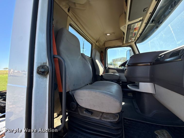 image for item FC4500 2017 Volvo VNL semi truck
