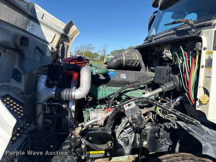 image for item FC4500 2017 Volvo VNL semi truck