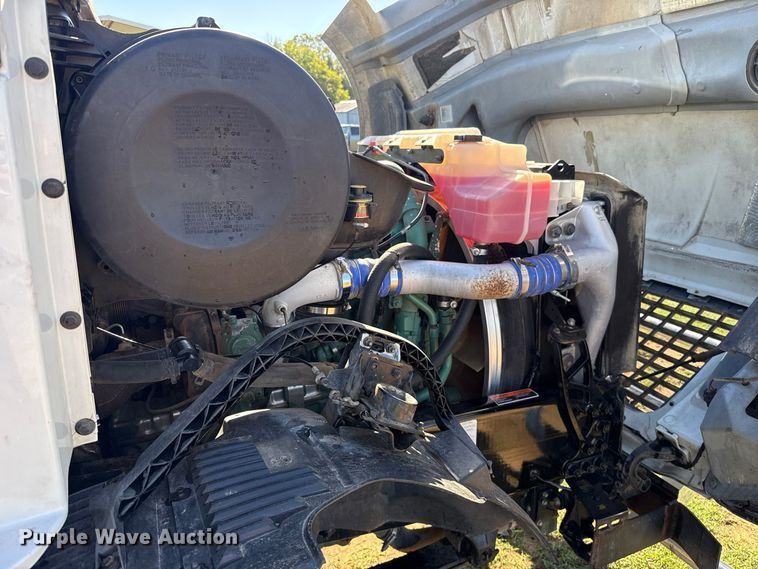 image for item FC4500 2017 Volvo VNL semi truck
