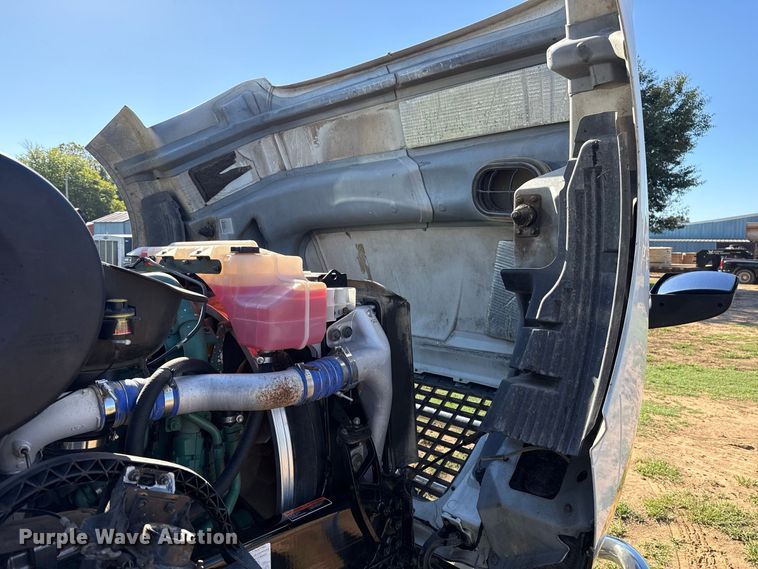 image for item FC4500 2017 Volvo VNL semi truck