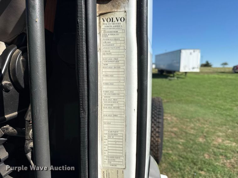 image for item FC4500 2017 Volvo VNL semi truck